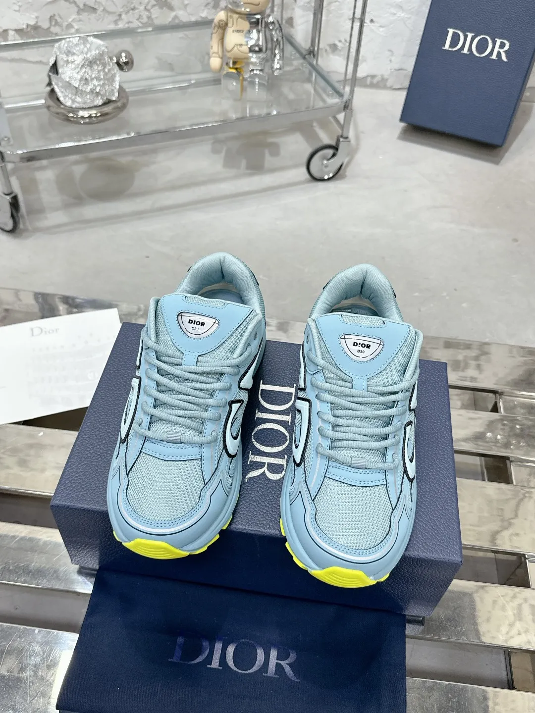 Men's men's shoes 💰600❤️❤️❤️High version Dior Dior's latest color matching B30 series reflective dad sneakers original 17380💰 purchased for development and production Brand new B30 sneakers Dad Shoes style shoes that follow the trend of the retro market The Dior logo on the tongue also indicates that this pair of shoes is the B30 model! B30 uses fine-textured leather and mesh cloth materials to form a shoe body. There are conspicuous letters CD on both sides of the shoe body to indicate identity. Many lines on the shoe body outline details to make the shoes look less monotonous and full of retro flavor. The delivery counter is exquisitely packaged🛍📦 ▪️Fabric: Original customized technical fabric + mesh ▪️Inner lining: Customized breathable lining ▪️Outsole: Original molded IP foam + TPU outsole ▪️Sole thickness: 3.5CM ▪️Size: Women’s size 35-40 / Men’s size 39-46